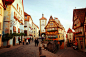罗滕堡（Rothenburg）是德国巴伐利亚最出名的小镇，有“中世纪明珠”的美称，现在的罗滕堡是德国旅游的热门项目，德国旅游的浪漫之路和古堡之路穿行而过，交汇于此。是德国所有城市中，保存中古世纪古城风貌最完整的地区，也是最富有浪漫情调的城市，被誉为“中古世纪之宝”。罗滕堡的德文含义是“红色城堡”，城内房子屋顶大多暗红色，故名。

罗滕堡是历史悠久的贸易古城，十三世纪属于神圣罗马帝国的自由城邦，拥有独立的防卫和司法权，各项商贸活动繁荣。雄伟的城墙和坚固的城门是中世纪城市的象征，现在仍完整保留昔日的城墙，被城