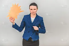 自信的老师拿着一个闪闪发光的演讲泡泡，手叉腰，怀疑地看着镜头。
