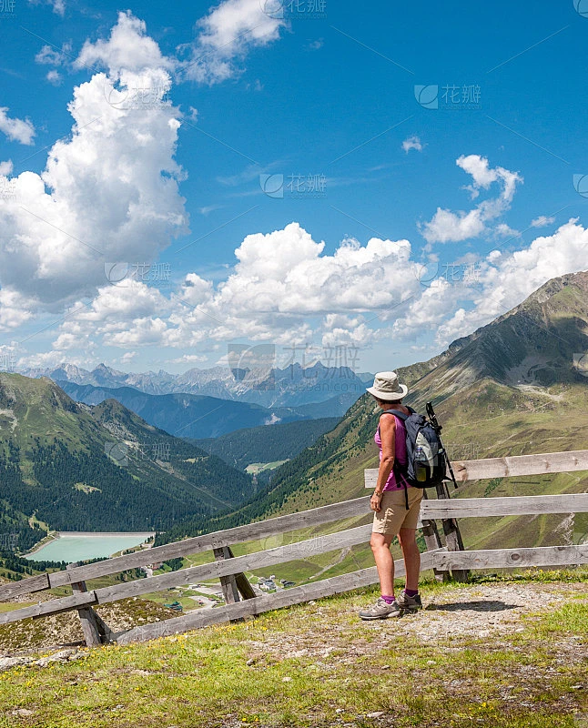 图为站在Kuhtai山上的资深女徒步旅行者图片_山川河流图片图片素材-花瓣网