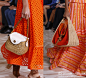 #ToryBurch2017春夏时装秀#  橘色的热情，红色的炙热，绿色的清新。包包不拘一格明艳色彩的搭配与精致的几何图案完美诠释波西米亚风格，手工金属抽花工艺和月光石的点缀更为手袋增添了隐隐闪烁的微光。再搭配一条飘逸的长裙，做Traveling Chic，度假风满满！