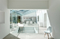 项目名称：玻璃房（The Glass House）
建筑师：AR Design Studio
项目地点：英国，温彻斯特 
项目时间：2012年
摄影：Martin Gardner
 
由AR工作室设计完成的英国玻璃房子位于温彻斯特，这对夫妇之所以会选择AR设计工作室，是因为他们在处理玻璃建筑方面很有经验。并且该设计公司在材料使用，室内外空间关系处理和人造和自然景观协调方面都十分出色。这是一个充满阳光的宽敞的无骨架的玻璃房子，里面有一个开放式的厨房，起居室和餐厅。墙壁和屋顶的伸展形式极其精巧细致，它创建了一