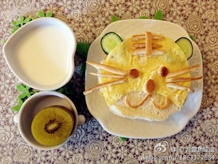 章鱼的早餐。三明治+牛奶+水果。