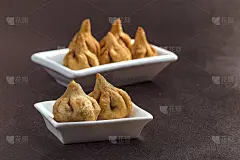 印度食物:深色背景的莫达克，马哈拉施特拉邦的甜品，甘尼萨最喜欢的甜食，贺卡设计。