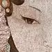 #知布# 指尖春色 妙手生花之汴绣——苗玮作品展。汴绣以绣工精致、针法细密、图案严谨、格调高雅、色彩秀丽而著称，早在宋代就已驰名全国。崇宁四年宫廷专门设有“文绣院”，聚集全国杰出绣女300余人，专为皇帝王妃、达官贵人绣制官服及装饰品，因而也被誉为“宫廷绣”或“官绣”。