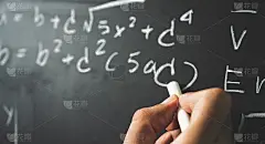 教育背景的概念。近处男性的手写在黑板上写数学公式。