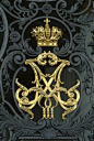 凡尔赛宫的大门装饰，路易十四太阳王，晃眼土豪金，相比之下冬宫简直审美甩开一条街。