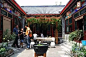 【京派建筑】 对称分布、如意吉祥  京派建筑的美，在于它历经700多年演变而来的四合院，院落宽绰疏朗，四面房屋独立，大到皇宫王府，小到平民住宅，每一处雕饰，每一笔彩绘，都是北方文化的无价之宝。中国北方建筑以京派建筑最为典型，而京派建筑里最典型的，便是北京的四合院了。历史上在老北京四九城里，曾有千余条胡同，京城内的民居四合院就散布在条条的胡同里。四合院的选址、装修、雕饰、彩绘，处处体现着源远流长的民俗民风和传统文化，表现特定历史条件下人们，对幸福、美好、富裕、吉祥的追求。除四合院外，宫殿建筑也是京派建筑的代