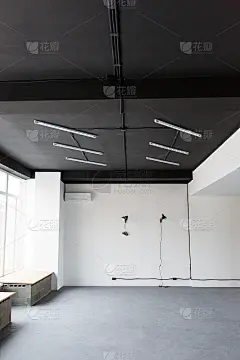 黑色天花板和LED灯的办公室。阁楼室内设计