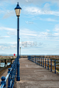 英国海边码头上的一盏古老的蓝色路灯