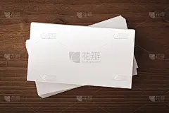 空白名片上的木制背景。展示公司身份的名片