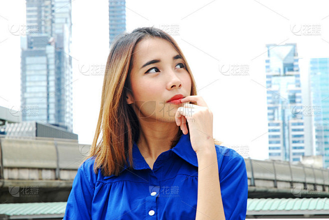 美丽的亚洲女孩微笑肖像在步行街和建筑背景...