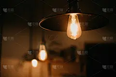 橙色白炽灯，低亮度悬挂。