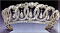 来源于俄罗斯 
　这是伊丽莎白女王珠宝中最著名的一个，它来源于俄罗斯，最早属于俄罗斯的公爵夫人Vladimir，她是梅克伦堡公主，在1917年时，一位年轻的英国贵族将它从圣彼得堡的宫殿里偷了出来。1921年，玛丽王后买下了这顶王冠，伊丽莎白女王有时会用绿宝石来替换镶在王冠里的珍珠