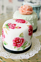 
超可爱迷你婚礼蛋糕来袭




小巧的体积，精致的造型，绚丽的色彩，迷你的结婚蛋糕一定会成为婚礼中最吸引来宾的一道风景，让来宾们在大饱口福的同时，也能一饱眼福。