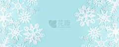 用蓝色背景上的纸制雪花做成的冬季图案。冬天的概念。平的。温情节日理念，儿童创意活动，圣诞、圣诞、新年