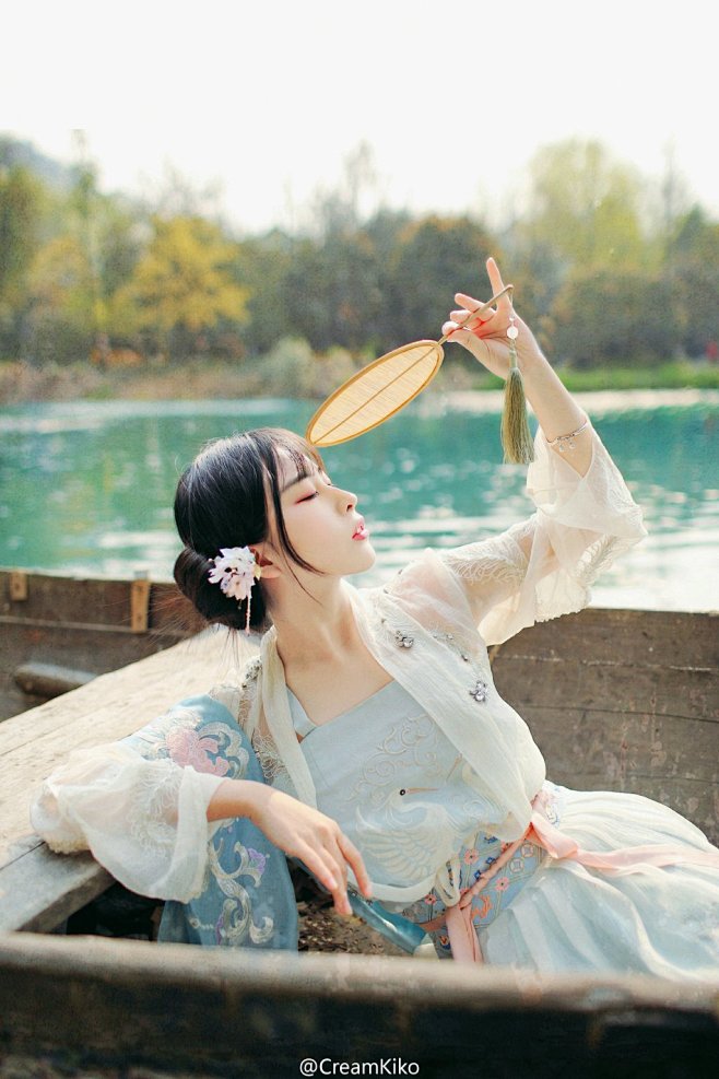 蒹葭苍苍，白露为霜。所谓伊人，在水一方，...