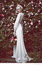 纽约时尚品牌Honor与Stone Fox Bride联合推出了2015春夏梦幻婚纱系列,该系列婚纱礼服将从现在开始发售，一直持续到明年四月。每一件礼服都采用经典的白色面料，带有激光切割细节、浪漫的薄纱，并采用非常女性化的廓形设计。模特头戴浪漫花朵，与背景相呼应，甚是复古优雅。