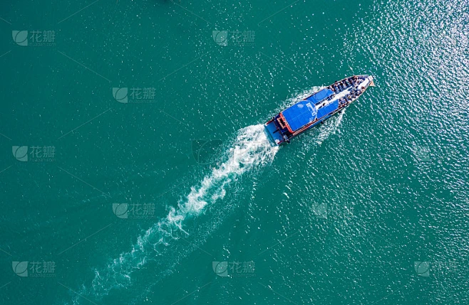 漂浮在海面上的游船，后面有波浪，无人机俯视素材-花瓣网
