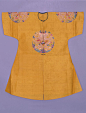 【黄色纱绣四团金龙夹衮服】正面
　　黄色纱绣四团金龙夹衮服，清顺治，身长92厘米，两袖通长87厘米，袖口宽24厘米，下摆宽85厘米，左右裾长32厘米，后裾长27厘米。清宫旧藏。
　　衮服圆领，对襟，短平袖口，裾左右及后开。领镶石青缎边，明黄色暗缠枝莲直径纱衬里。
　　衣面在明黄色暗云龙实地纱地上，绣正面金龙头顶寿字四团。团龙纹以圆金线绣成，其前胸和后背的团龙略大于两肩的团龙，纹饰以红、蓝、绿三晕色为主色调，绣工细腻平整。绣法有套针、斜缠针和钉线绣。