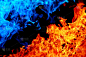 背景图像蓝色和红色的火焰相互面对4404