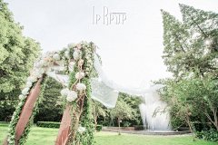 京玺国际【田园小清新婚礼】 By @京玺国际 :  田园小清新风格的婚礼，充满鲜花绿植。别出心裁地选用镜面桌位表&amp;水牌，布置银白色的走马灯、欧式烛台、镜子等，让婚礼现场充满梦幻感，闪闪发光。每位宾客都有一个专属于自己的酒塞名片卡。简单的笔记簿签到，体现着婚礼在繁华外表之下的纯粹，是永恒的幸福烙印。