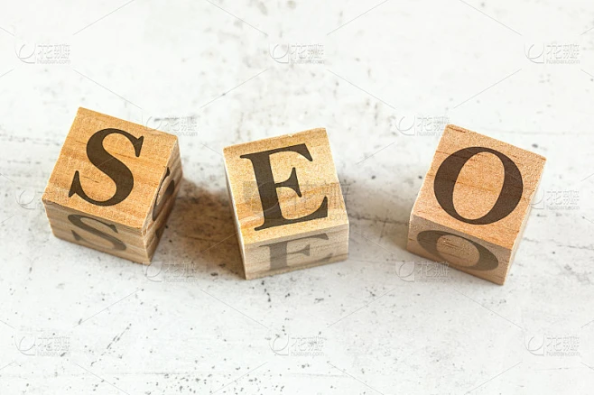 三个木制立方体与字母SEO代表搜索引擎优化在白板上。