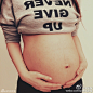 组图：伊能静孕肚圆滚似篮球 比A4腰打扮似少女 : 3月20日晚间，伊能静首度公开自己的孕肚照。