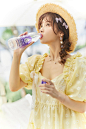 谢安然 夏日阳光 公主 少女 黄色搭配
[微风]夏日出行必备[微风]#纯悦好水 悦享品质#
      夏日出行，虽然乐趣多多，但是阳光炙烤实在是让人口干舌燥呀！这时候包包里带一瓶清冽解渴的纯悦就够啦～[音乐]
     186道工序严格把控出来的水质，超级解渴的同时，紫色的瓶子还能成为拍照小道具！ [心]٩(❛ัᴗ❛ั⁎)
     出门在外大家一定要多补充水分！不要中暑哦~[奥特曼][奥特曼][奥特曼]@纯悦CHUNYUE