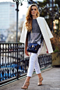 Kristina Bazan很喜欢她的发型，妩媚的侧分卷发今年特别流行。白色外套搭配白色直筒裤的感觉特别甜美。灰色渐变色针织衫是很棒的单品，简单又有特点。Valentino的裸色鞋子与发色呼应的很好，也让整体风格更加优雅，3.1 phillip lim的包包在优雅甜美风中加入酷范儿，很喜欢这种风格之间的mix & match.