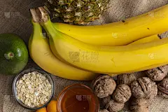 冬天皮肤护理。自制的滋养面膜的天然成分，在光的背景下，俯视图。