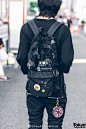 #原宿街拍#  Nashu, 搭配：<br/>All Black Harajuku Street Style w/ Zipper Overalls, Bounty Hunter Backpack, Black Means & Vans O网页链接 ​​​​