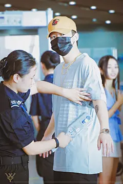 #pg_one# #中国有嘻哈# 
20170815 PEK 高清8p 壁纸1p
两米八的万总 气场庞大
挥小手的万万 明天再见
@红花会PG_ONE ​​​​