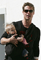 布拉德·皮特 (Brad Pitt) 和他的第一个孩子——女儿希洛 (Shiloh Jolie-Pitt)