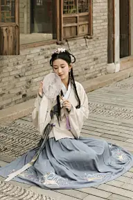 人物系列实景模特穿着汉服的室外摆拍