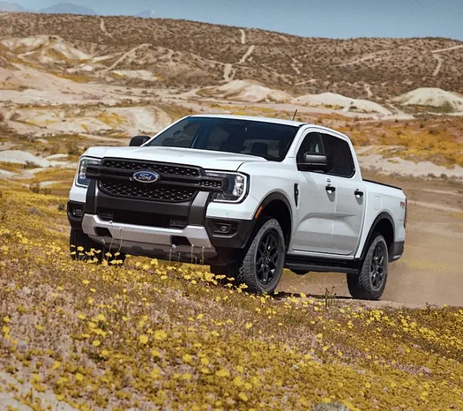 一辆 2024 款牛津白色 Ford Ranger® XLT 在风景优美的地方越野行驶-花瓣网