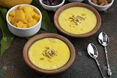 mango-flavored Phirni盛在瓦盘里