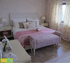 [实拍田园风格卧室装修效果图 壁纸和窗帘简直是绝配 清爽温馨是卧室最重要的设计要求]