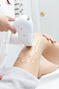 其中包括图片：Premium Photo | Beautician removing hair of young womanâs leg with laser