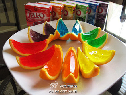 水果果冻~~ 做法：将桔子/橙子对半切开...