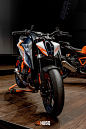 Quentin HCH，Superduke R，机车，摩托车，红色，