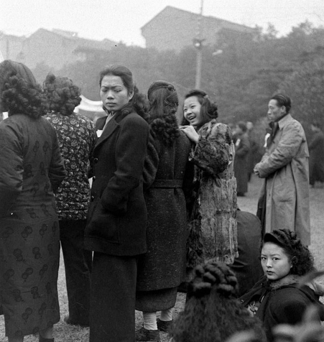 1948年，上海舞女游街。
      ...