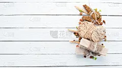 燕麦棒，麦片粥，亚麻，健康零食。在白色的木制背景上。前视图。为你的文本留出空间。