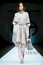 精致简约与多元文化的完美融合！乔治·阿玛尼 (Giorgio Armani) 女装秀，海报网带你亲临2018秋冬米兰时装周