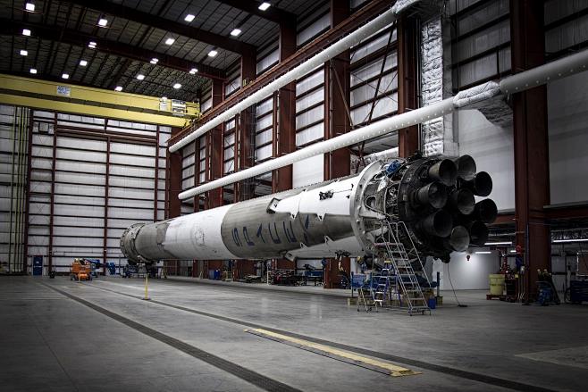 SpaceX回收的猎鹰9号梅林发动机，近...