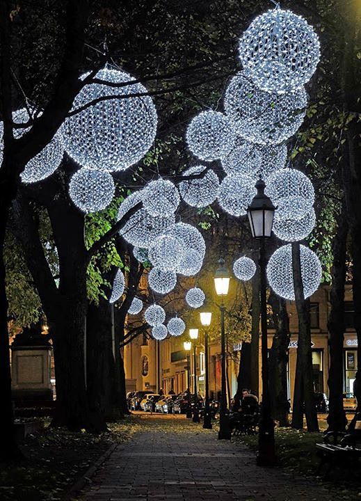 light installation b...