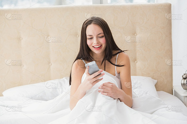 褐发美女在床上发短信