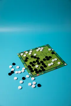 黑白棋儿童棋类益智玩具摄影图