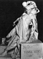 Rinaldo Carnielo(1853 - 1910)，意大利雕塑家，以在其作品中对恐怖的敏感性著称。这是Carnielo最著名的作品“Tenax Vitae”的复制品，原版在二战期间被毁。