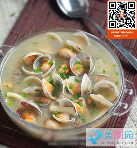 【蛤蜊菌菇汤】 1.将蛤蜊用淡盐水泡两个...