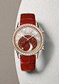 #2016SIHH# 积家于日内瓦全新发布的Rendez-Vous Moon约会系列月相腕表，以紫红色砂金石搭配玫瑰金，赋予腕表以太阳的尊荣之感。表壳与表盘上镶嵌的钻石，仿佛在模拟太阳璀璨的光芒。而珍珠母贝打造的月亮和上方衬托镶贴数字的部分一样，如同柔和的月光与云雾，把这一方小小的耀眼天空衬得更加热情。 ​​​​